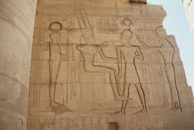 نقش يصور الإلهة برأس لبؤة موت ، يقدم رمسيس الثاني إلى آمون المتوج ، الذي يمنحه عنخ ، من قاعة الأعمدة الكبرى ، المملكة الحديثة بواسطة الأسرة المصرية التاسعة عشرة