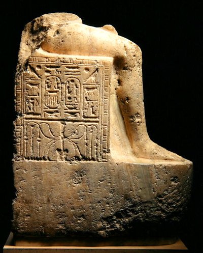 منظر جانبي لجزء من تمثال لرمسيس الثاني (1279-13) وقرينه ، المملكة الحديثة (المرمر) (انظر أيضًا 241414) بواسطة الأسرة المصرية التاسعة عشرة