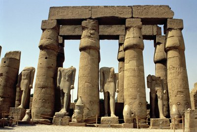 تماثيل رمسيس الثاني (1298-32 قبل الميلاد) وأعمدة برعم البردي في بلاط بيريستايل ، المملكة الحديثة ، c.1297-1185 قبل الميلاد بواسطة الأسرة المصرية التاسعة عشرة