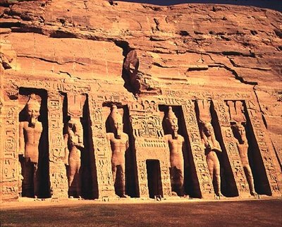 معبد الملكة نفرتاري ، مكرس أيضًا لحتحور أبشيك ، ويسمى المعبد الصغير ، المملكة الجديدة ، بواسطة الأسرة المصرية التاسعة عشرة