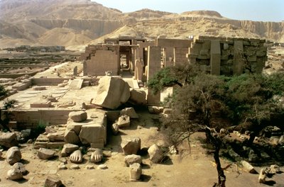 منظر من أعلى الصرح الأول يظهر العملاق الساقط لرمسيس الثاني (1279-1213 قبل الميلاد) في المحكمة الأولى ، المملكة الحديثة بواسطة الأسرة المصرية التاسعة عشرة