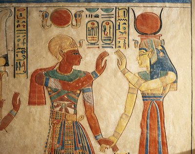 مصر ، الأقصر ، طيبة القديمة ، وادي الملكات ، قبر أمونهرخوبيشاف ، نقش ملون يصور الفرعون رمسيس الثالث أمام إيزيس بواسطة الأسرة المصرية العشرون