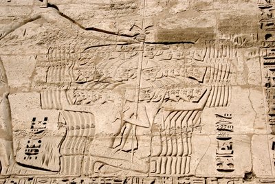 الآثار المصرية: تفاصيل نقوش الصرح الأول تمثل أسر مقاتلين من شعوب البحر ، أعداء رمسيس الثالث. المعبد الجنائزي لرمسيس الثالث (1187-1156 قبل الميلاد). الأقصر ، مدينة حبو ، مصر بواسطة الأسرة المصرية العشرون