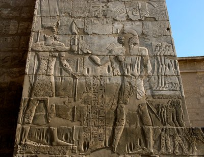 الآثار المصرية: المعبد الجنائزي لرمسيس الثالث (1187-1156 قبل الميلاد). نقش منخفض يمثل فرعون يستلم شارة القوة من يد آمون. الأقصر ، مدينة حبو ، مصر بواسطة الأسرة المصرية العشرون