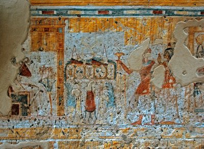 الأثريات المصرية: تمثيل شروي وزوجته يعبدون الإله أوزوريس جالسين أمام أبناء حورس الأربعة في ورقة بردية. لوحة قبر شروي (TT13). الأسرة العشرون. 1190-1077 قبل الميلاد مقبرة درة أبو النجا ، الضفة الغربية بواسطة الأسرة المصرية العشرون