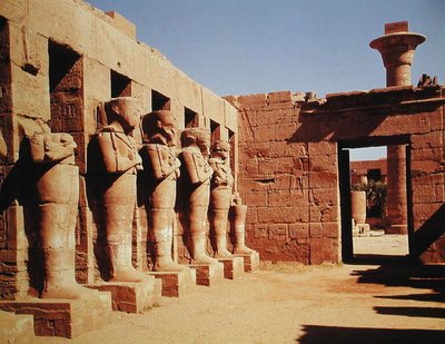 أعمدة أوزيريد في معبد رمسيس الثالث (حوالي 1184-1153 قبل الميلاد) المملكة الحديثة بواسطة الأسرة المصرية العشرون