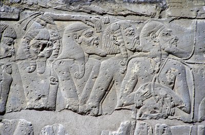 نقش يصور "سجناء الشمال" في معركة رمسيس الثالث ، معبد المدينة الكبير (الحجر) بواسطة الأسرة المصرية العشرون