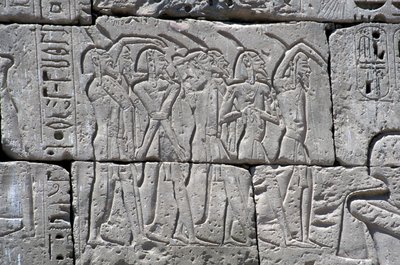 نقش يصور السجناء الشماليين في معركة رمسيس الثالث ، المعبد الكبير لمدينة بواسطة الأسرة المصرية العشرون