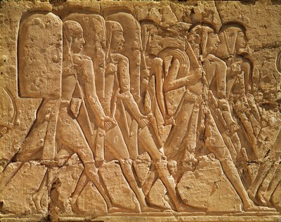 نقش يصور خدامًا يحملون الحبل والأسلحة ، من المعبد الجنائزي لرمسيس الثالث (c.1184-1153 قبل الميلاد) المملكة الحديثة بواسطة الأسرة المصرية العشرون