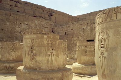 بقايا الأعمدة في قاعة الأعمدة لمعبد رمسيس الثالث الجنائزي (c.1184-1153 قبل الميلاد) المملكة الحديثة بواسطة الأسرة المصرية العشرون