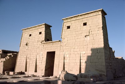 الواجهة الجنوبية والصرح لمعبد خنسو ، المملكة الحديثة ، c.1100 قبل الميلاد بواسطة الأسرة المصرية العشرون