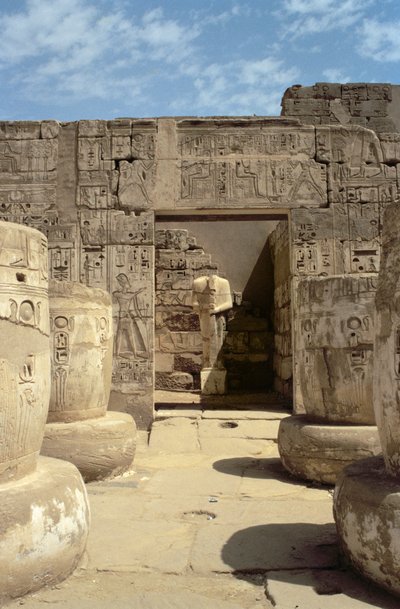 تمثال لرمسيس في كنيسة تؤدي من قاعة الأعمدة لمعبد رمسيس الثالث (c.1184-1153 قبل الميلاد) المملكة الحديثة بواسطة الأسرة المصرية العشرون