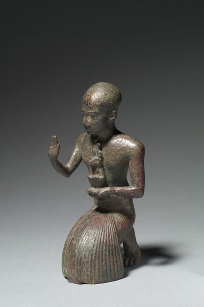 تمثال صغير لكاهن راكع ، 1186-1069 قبل الميلاد بواسطة الأسرة المصرية العشرون