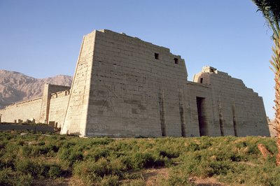 منظر للصرح الأول لمعبد رمسيس الثالث الجنائزي (c.1184-1153 قبل الميلاد) المملكة الجديدة بواسطة الأسرة المصرية العشرون