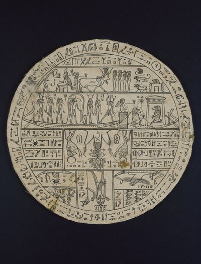 قرص تميمة (hypocephalus) مصنوع لـ Tasheritenkhonsu ، c.664-525 قبل الميلاد (الكتان والجص) بواسطة الأسرة المصرية السادسة والعشرون