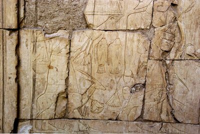 الآثار المصرية: نقش يمثل حملة القرابين. مقبرة عنخ حور (عنخ حور) (TT414) (الأسرة السادسة والعشرون ، 672-525 قبل الميلاد) ، الأقصر (طيبة) ، مصر بواسطة الأسرة المصرية السادسة والعشرون