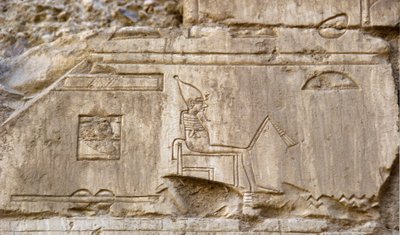 الآثار المصرية: نقش يمثل الإله أوزوريس. مقبرة عنخ حور (عنخ حور) (TT414) (الأسرة السادسة والعشرون ، 672-525 قبل الميلاد) ، الأقصر (طيبة) ، مصر بواسطة الأسرة المصرية السادسة والعشرون
