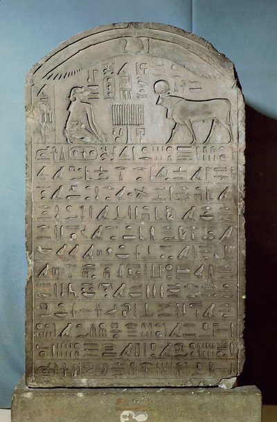 لوحة تذكارية لذكرى دفن ثور أبيس في عهد أحمس الثاني (أماسيس) من السرابيوم في سقارة ، الفترة المتأخرة ، 547 قبل الميلاد (الحجر الجيري) بواسطة الأسرة المصرية السادسة والعشرون