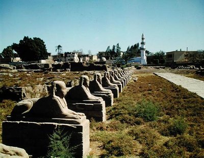 شارع أبو الهول ، أضافه نكتانيبو الأول (380-362 قبل الميلاد) الفترة المتأخرة بواسطة الأسرة المصرية الثلاثين
