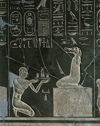 نقش Dolerite لـ Nectanebo الأول ، ملك يقدم هدية لشيطان برأس تمساح ، من هليوبوليس في معبد أتوم بواسطة الأسرة المصرية الثلاثين