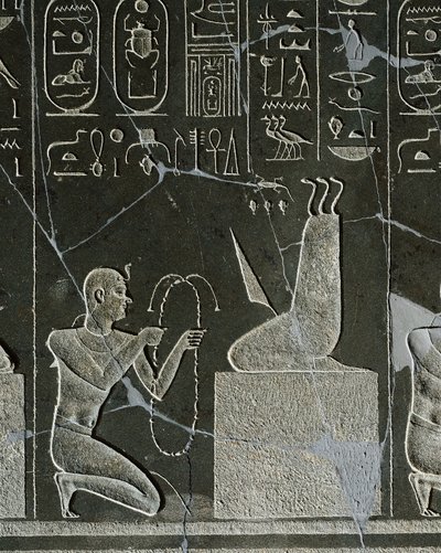نقش Dolerite لـ Nectanebo I ، ملك يقدم عقدًا للشيطان ، يمثله شفرة سكين وثلاث ثعابين ، من هليوبوليس في معبد أتوم بواسطة الأسرة المصرية الثلاثين