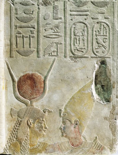 الملك نخت أنبو الثاني (360-343 قبل الميلاد) رحب به الإلهة إيزيس ، نقش الحجر الجيري الملون بواسطة الأسرة المصرية الثلاثين