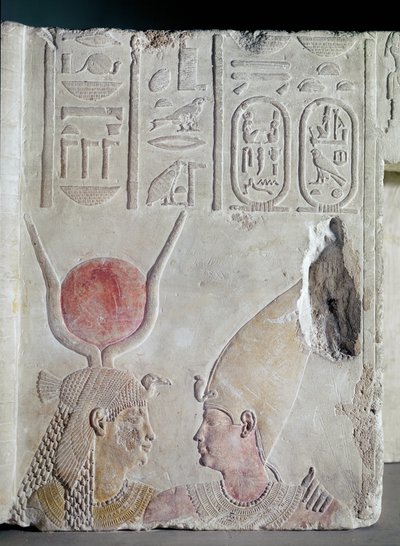 Nectanebo II (360-343 قبل الميلاد) تحتضنه الإلهة إيزيس ، جزء من باب ، الفترة المتأخرة ، c.358-341 قبل الميلاد (الحجر الجيري المطلي) (انظر أيضًا 172244) بواسطة الأسرة المصرية الثلاثين