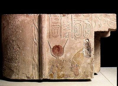 Nectanebo II (360-343 قبل الميلاد) تحتضنه الإلهة إيزيس ، الزخرفة من الباب ، الفترة المتأخرة ، c.358-341 قبل الميلاد (الحجر الجيري المطلي) (انظر أيضًا 172243) بواسطة الأسرة المصرية الثلاثين