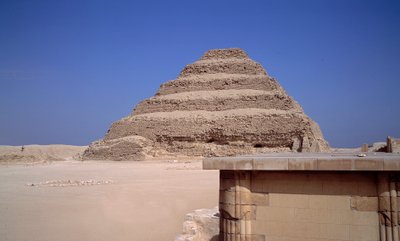 الآثار المصرية: منظر لهرم سقارة. بناء إمحوتب للملك جيسر (حوالي 2700 قبل الميلاد) (الأسرة الثالثة) سقارة ، مصر بواسطة الأسرة الثالثة المصرية