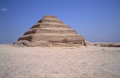 الآثار المصرية: منظر لهرم سقارة. بناء إمحوتب للملك جيسر (حوالي 2700 قبل الميلاد) (الأسرة الثالثة) سقارة ، مصر بواسطة الأسرة الثالثة المصرية