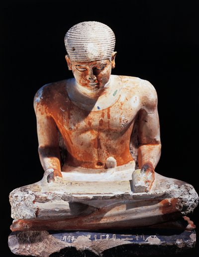 كاتب جالس ، من الجيزة مصر 2575 قبل الميلاد ، الأسرة الرابعة (الحجر الجيري الملون) بواسطة الأسرة الرابعة المصرية