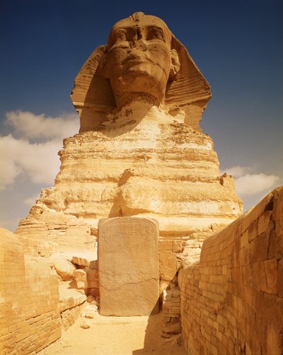 أبو الهول ، يعود تاريخه إلى عهد الملك شيفرن ، المملكة القديمة ونصب الحلم لتحتمس الرابع (1419-1386 قبل الميلاد) بواسطة الأسرة الرابعة المصرية