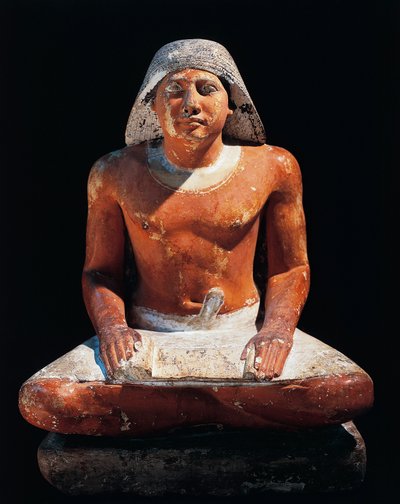 Ancient Egypt: statue of a seated scribe from the necropolis of Saqqara (Sakkara), 5th dynasty, ancient empire (limestone) بواسطة الأسرة الخامسة المصرية