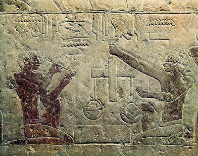 نقش أساسي يمثل تاجرًا وعميلًا: يستخدم أحد الأشكال مقياسًا بينما يأخذ الآخر ملاحظات ، حوالي 2465-2323 قبل الميلاد بواسطة الأسرة المصرية السادسة