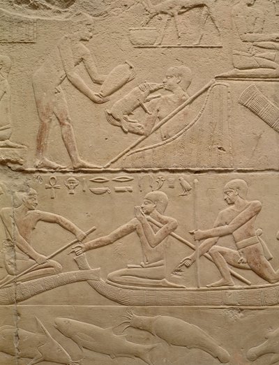 نقش يصور رجلاً يرعى خنزير صغيرًا حديثًا ورجالًا في قوارب البردي ، من مصطبة كاغيمني ، المملكة القديمة (الحجر الجيري المطلي) بواسطة الأسرة المصرية السادسة