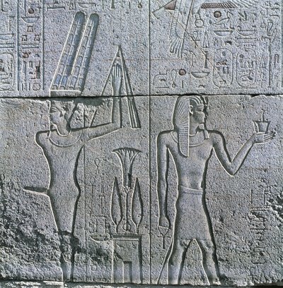 مصر ، طيبة القديمة ، الأقصر ، الكرنك ، نقش الإله مين وفيليب الثالث أرهيديوس في معبد آمون العظيم بواسطة مصري مصري