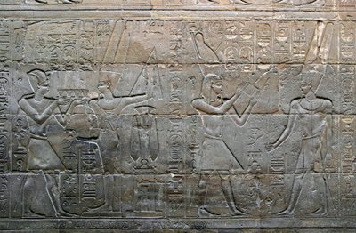 العصور المصرية القديمة: الملك الإسكندر الأكبر يقدم القرابين للإله آمون مين (آمون مين). التفاصيل من الإغاثة المنخفضة. مصلى القارب المقدس ، معبد الأقصر ، مصر. بواسطة مصري مصري