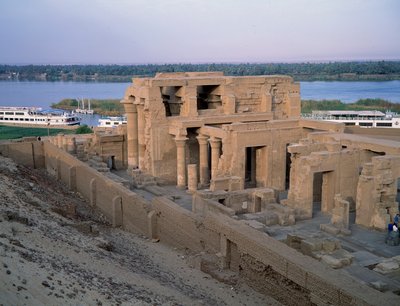 الآثار المصرية: منظر لمعبد كوم أمبو. القرن الثاني قبل الميلاد. أسوان. مصر بواسطة مصري مصري