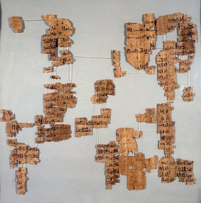 الآثار المصرية: أجزاء من ورق البردي المعروف باسم Royal Canon أو "Papyrus royal" الذي يحتوي على قائمة الفراعنة من الأسرة الأولى إلى 17th. تورينو المتحف المصري بواسطة مصري مصري