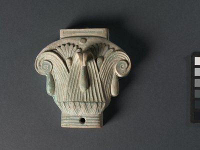 صندوق (Pyxis) على شكل عاصمة مركبة ، 305-30 قبل الميلاد (قيشاني أزرق شاحب من بيض روبن) بواسطة الفترة البطلمية المصرية