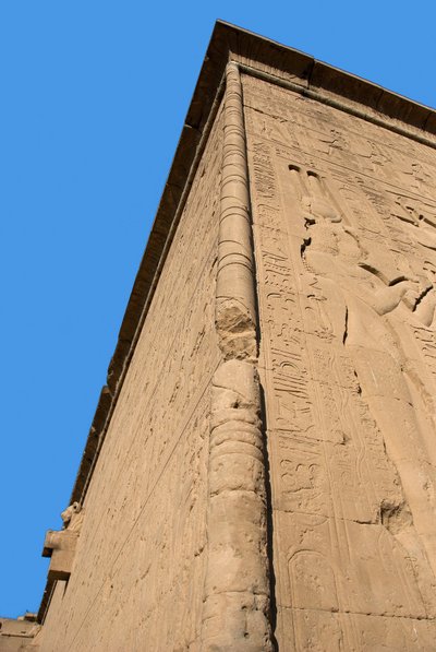 الأثريات المصرية: ركن من الجدار الخلفي للمعبد مكرس للإلهة حتحور (على التمثيل الأيمن لكليوباتري). دندرة ، مصر بواسطة الفترة البطلمية المصرية