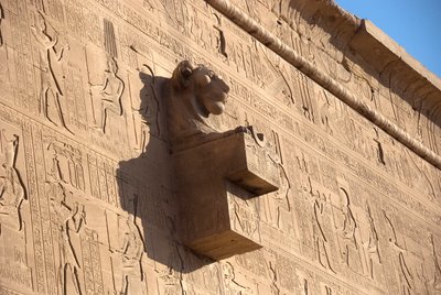 الأنتيكيت المصري: رأس أسد مرغر ، معبد حتحور ، دندرة ، مصر بواسطة الفترة البطلمية المصرية