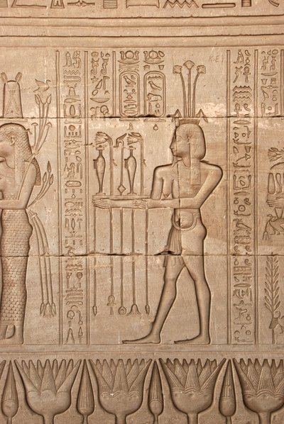 الآثار المصرية: تمثيل لرجل يقدم القرابين كتقدير للإلهة ، معبد حتحور ، دندرة ، مصر بواسطة الفترة البطلمية المصرية