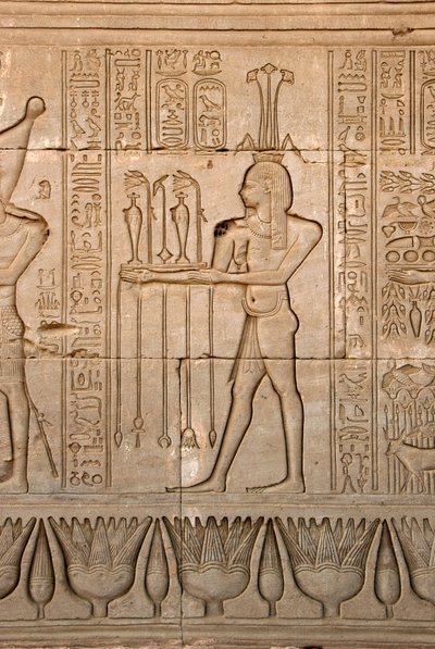 الأثريون المصريون: تمثيل لإله النيل وحابي والهيروغليفية ، معبد حتحور ، دندرة ، مصر - الحضارة المصرية: إله النيل وحابي والكتابات الهيروغليفية المنحوتة على جدار معبد حتحور (أو معبد تينتيرا) في دندرة بواسطة الفترة البطلمية المصرية