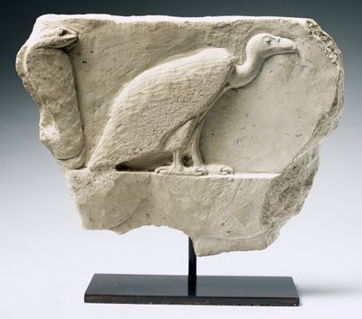 نقش يصور النسر والكوبرا (الحجر الجيري) بواسطة Egyptian Ptolemaic Period