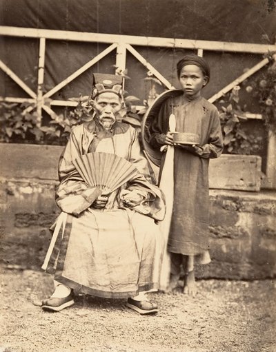 رئيس القرية بالزي الرسمي ، كوشين ، الصين ، 1866. بواسطة إميل جسيل