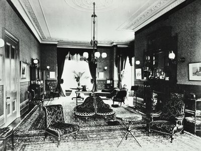 18 طريق أديسون: قاعة الرسم ، 1890 بواسطة مصور انجليزى