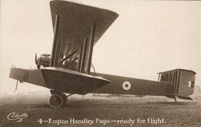 طائرة ذات 4 محركات من نوع Handley Page ، جاهزة للطيران (صورة b / w) بواسطة مصور انجليزى