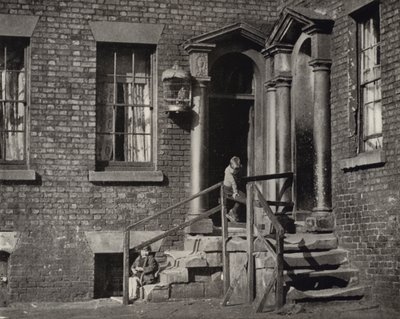 A Corner of Old Liverpool (b/w photo) بواسطة مصور انجليزى