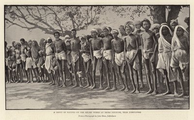 مجموعة من السكان الأصليين في أعمال الإغاثة في Deori Panagar ، بالقرب من Jubbulpore بواسطة مصور انجليزى